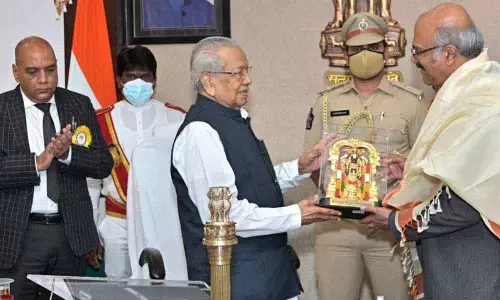 Governor Biswa Bhusan Harichandan presenting a memento to noted gastroenterologist Dr D Nageswara Reddy at Raj Bhavan on Thursday