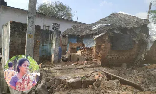 The collapsed thatched houses in the colony; A housewife Kavita explaining the problems  in the colony(Inset)