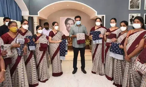KTR, Satyavathi distribute sarees to Anganwadi staff
