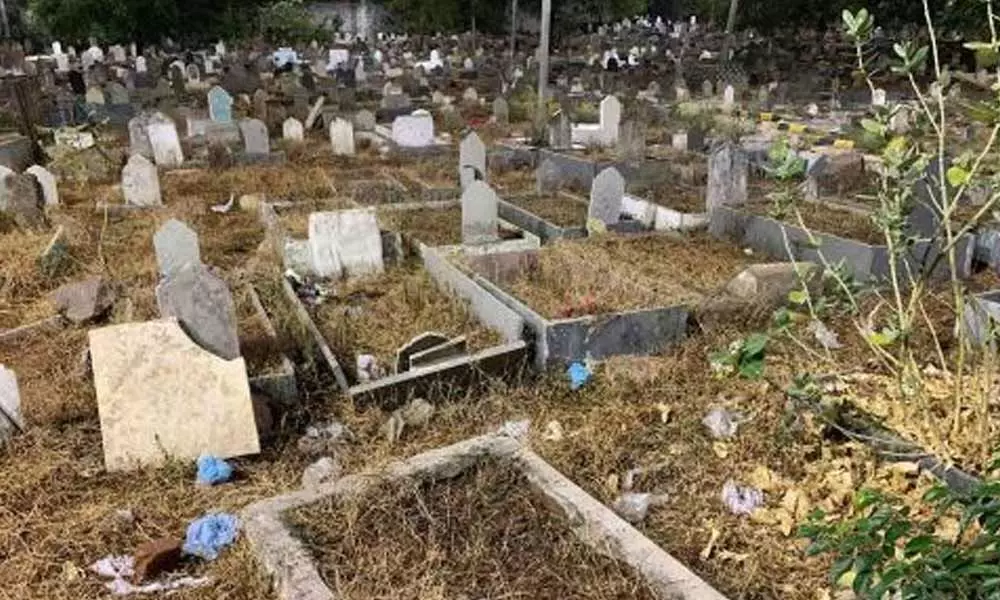 Graveyard panels shush State Wakf Board to rob kin of dead