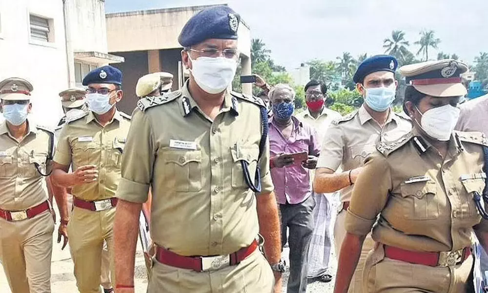 North zone IG Santhosh Kumar and Chengalpattu SP Aravindhan and other police officers visit the victims.