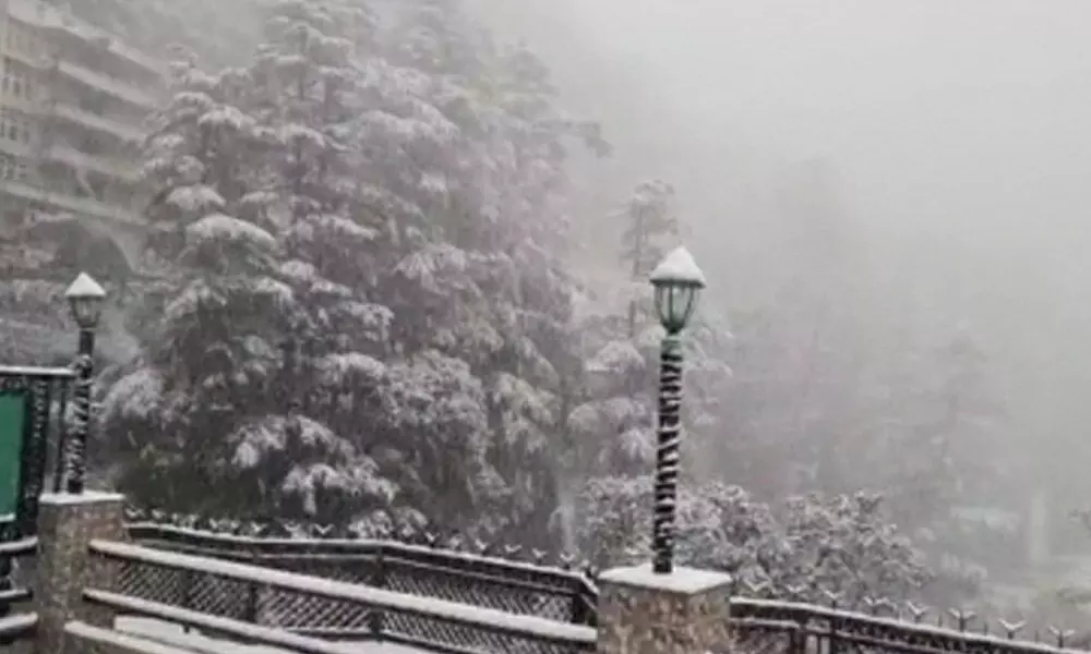 Heavy snowfall in Himachal closes over 400 roads