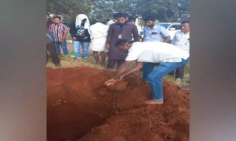 Muslims carry out funeral of Hindu man
