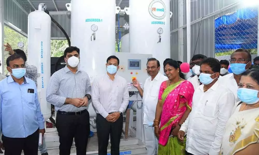 Ongole MP Magunta Srinivasulu Reddy, District Collector Pravin Kumar and others inaugurating the medical liquid oxygen plants in Ongole on Monday