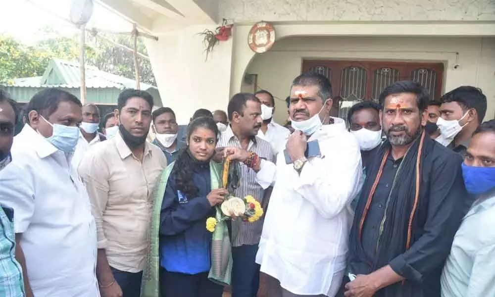 Tourism Minister M Srinivasa felicitating weightlifting champion Rajanala Poorna in Visakhapatnam on Monday