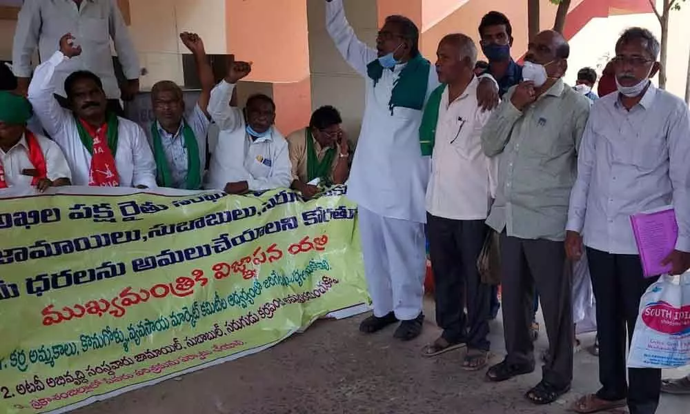 Leaders of Rythu Coolie Sangham and AP Rythu Sangham  and farmers staging a protest at Mangalagiri town police station on Monday