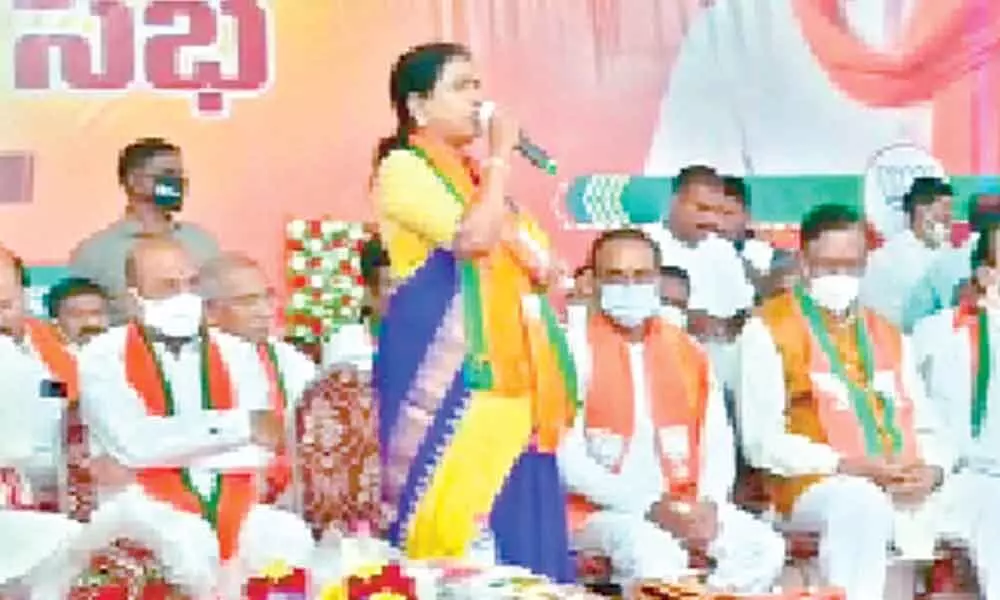 BJP national vice president DK Aruna speaking at a protest meeting in Mahbubnagar on Tuesday