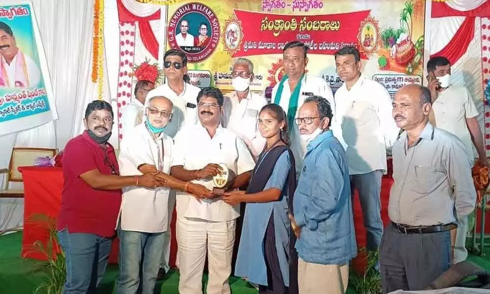 MLA Hanmant Shinde and ITI Director Nayak presenting prizes to students at an event organised at the Government ITI College in Bikunda mandal of Kamareddy district on Tuesday