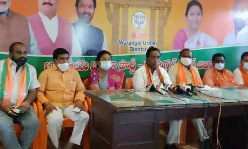 Former minister and BJP State vice-president Gunde Vijayarama Rao addressing a press conference in Hanumakonda on Tuesday