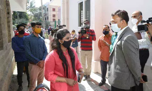 Bengaluru: BBMP chief visits triage centre