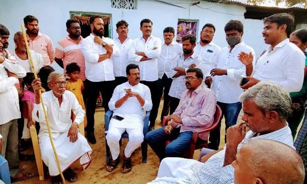Congress Devarkadra constituency in-charge G Madhusudhan Reddy consoling the family of Chandramma in Meeranpally village in Kottakota mandal on Wednesday
