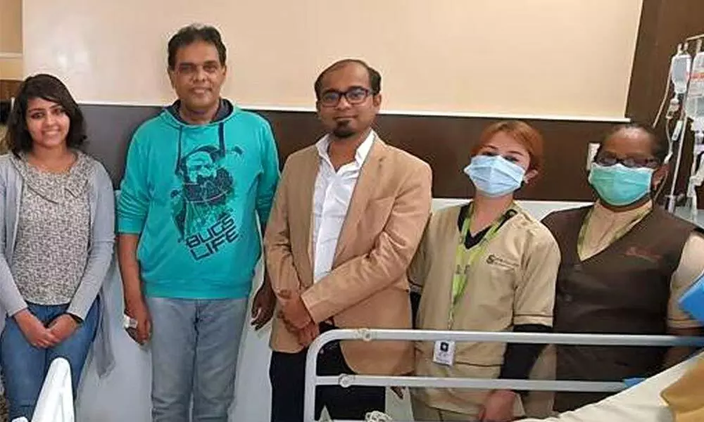 Mahima (daughter of patient), Mahadev Rao (patient), Dr. Tameem Ahmed, Chief Cardiothoracic Surgeon, Specialist Hospital along with nursing staff