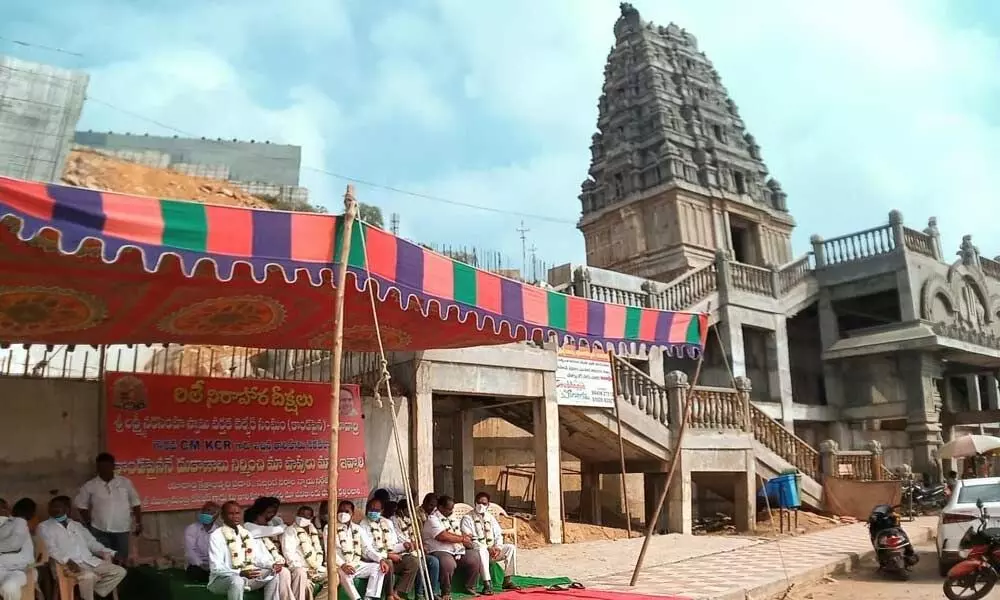 Hillock traders union staging protest protest near the stairs of hillock (Vykunta Dwaram) at Yadagirigutta on Wednesday