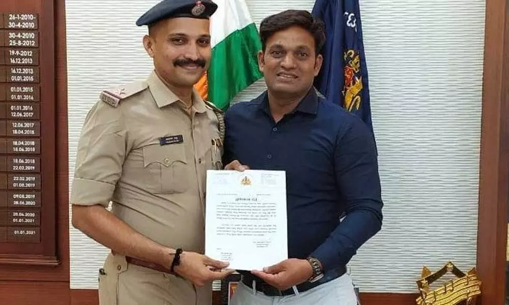 Brave cop catches cell phone thief, wins Rs 10,000 reward