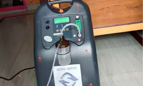 Sonu Sood donates oxygen concentrator to poor woman