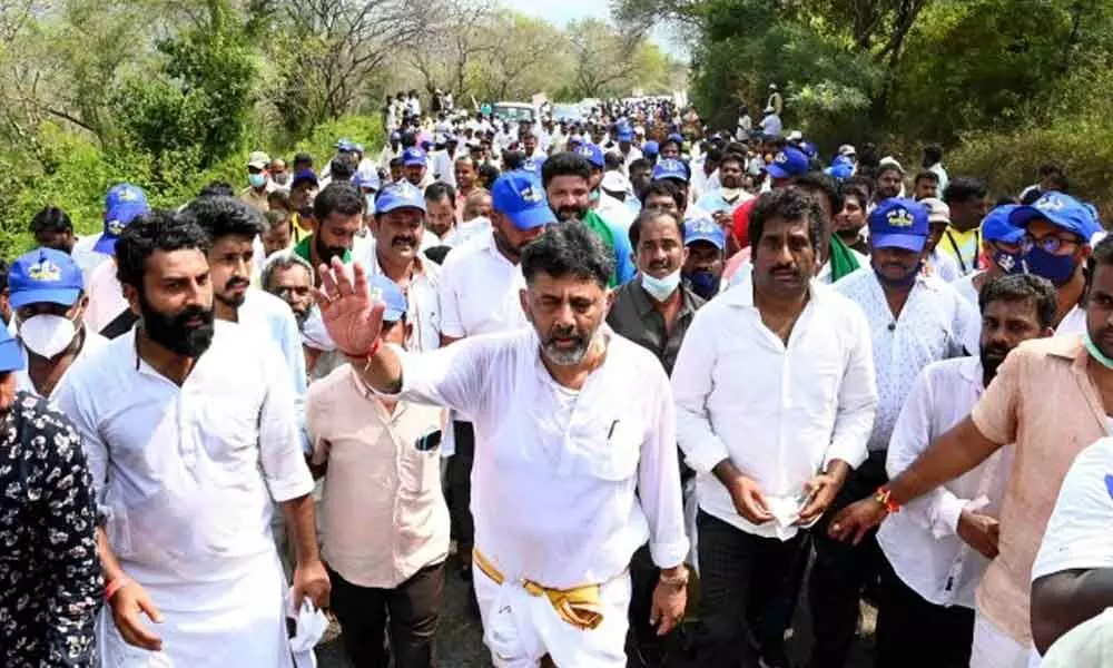 The Congress called off its Mekedatu foot march on Thursday, which seemed like the only viable option in the face of a fast-spreading coronavirus running amok in the third wave. Credit: DH Photo  Read more at: https://www.deccanherald.com/state/top-karnataka-stories/karnataka-cong-suspends-mekedatu-foot-march-amid-rising-covid-19-cases-1070737.html