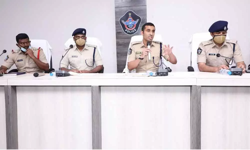 Guntur Rural SP Vishal Gunni addressing the media at DPO in Guntur on Friday