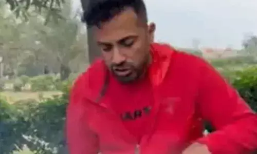 Wahab Riaz was spotted selling chana on the streets