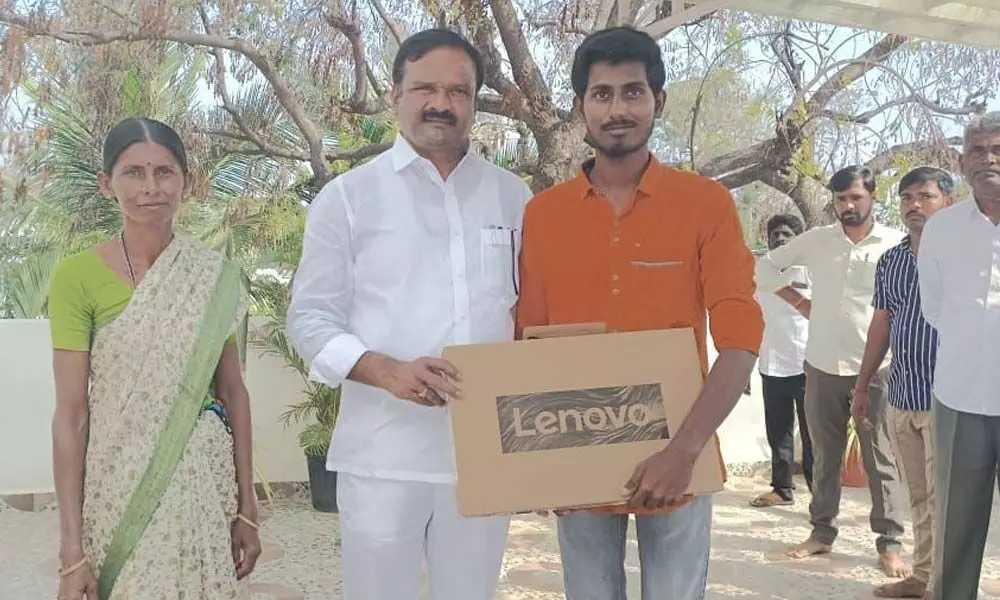 Devarkadra MLA Alla Venkateshwar Reddy gifting a laptop to a poor student