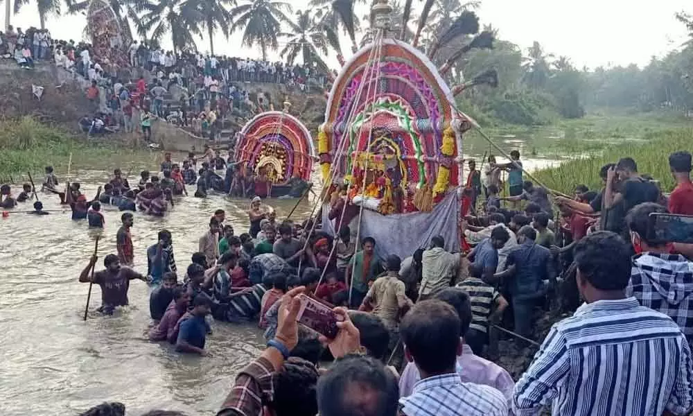 People immersing Prabhala Teertham in Godavari river in Jagganathota in Konaseema on Sunday