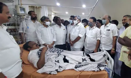 Former Ministers Nakka Anad Babu and Alapati Rajendra Prasad, MLC Ashok Babu, TDP leaders Pilli Maanikya Rao, Doondy Rakesh, Bucchi Ramprasad and Darapaneni Narendra calling on Dr Chadalavada Aravind Babu at hospital in Narasaraopet on Sunday