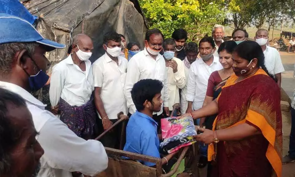 AICC Women’s wing general secretary and Mulugu MLA Seethakka alias Danasari Anasuya distributing blankets to the poor at Bhupal Nagar under Mulugu mandal on Monday
