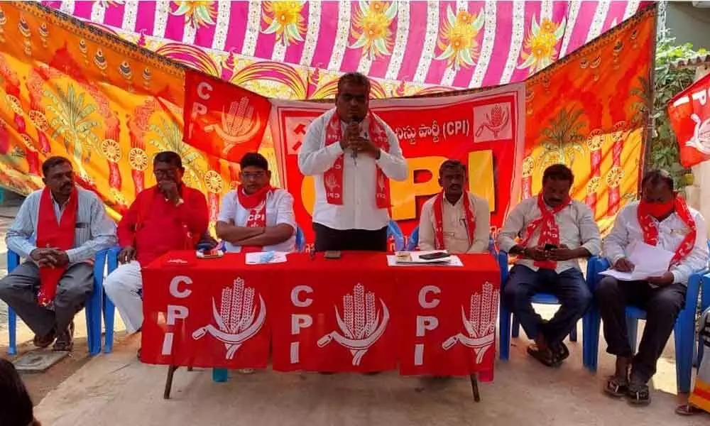 CPI National Council member Takkallapally Srinivas Rao addressing the party cadres at Kazipet on Monday