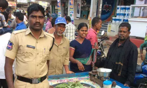 People at Jadcherla Market Street seen without masks