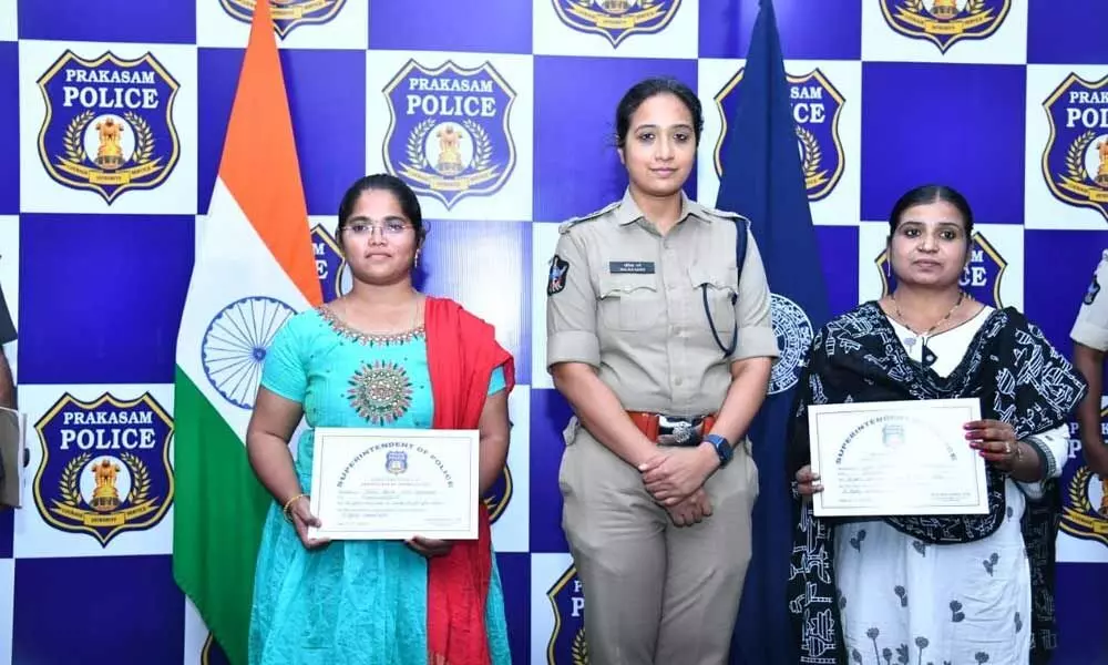 Prakasam SP Malika Garg appreciating women police Shaik Mastan Bi and B Yasodha in Ongole on Tuesday