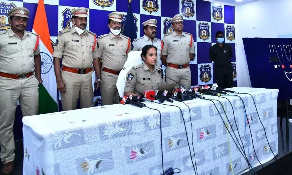 Prakasam SP Malika Garg briefing the media about the arrest of two inter-district thieves, at district police office in Ongole on Tuesday