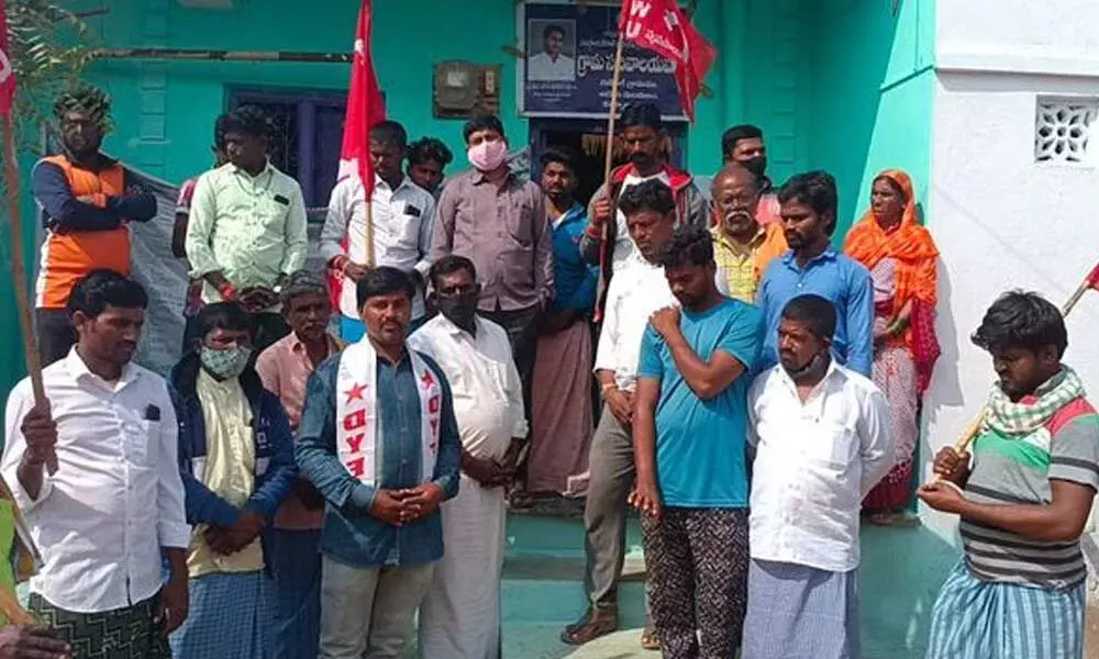 Members of AP Farmers and Workers Association staging a protest in front of Gonekallu village secretariat in Adoni mandal in Kurnool district on Tuesday