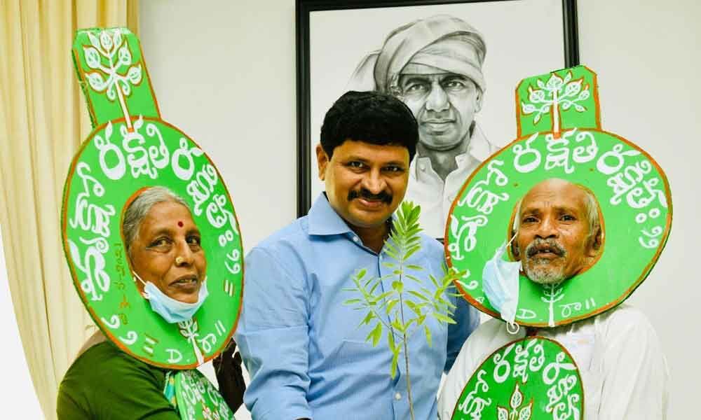 Hyderabad: 'Vanajeevi' meets MP Santhosh Kumar