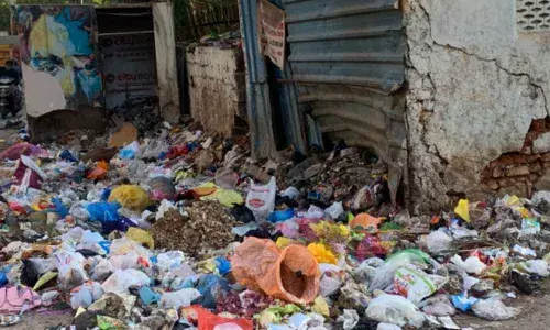 Hyderabad: Lal Darwaza residents see red over lack of civic needs