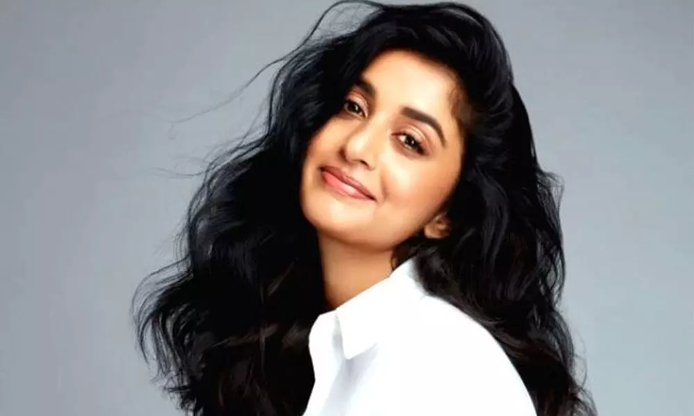 Meera Jasmine opens Instagram account, posts still from comeback movie Makal