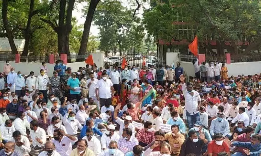 Government teachers picket Prakasam Collectorate