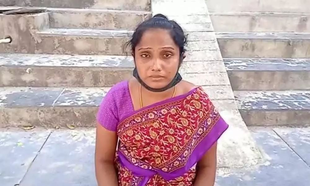 Umamaheswari, who was allegedly beaten by police at One town police station in Chittoor, briefing how she was tortured by police in the name of investigation