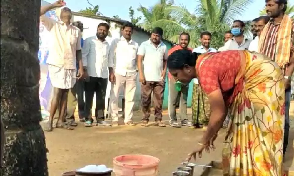 People queued up for Jaggery palm toddy at Saidulus house in Kasarabad village