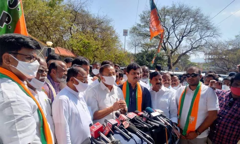 Union Minister for State for External Affairs V Muraleedharan addressing the mediapersons in Kadapa on Monday