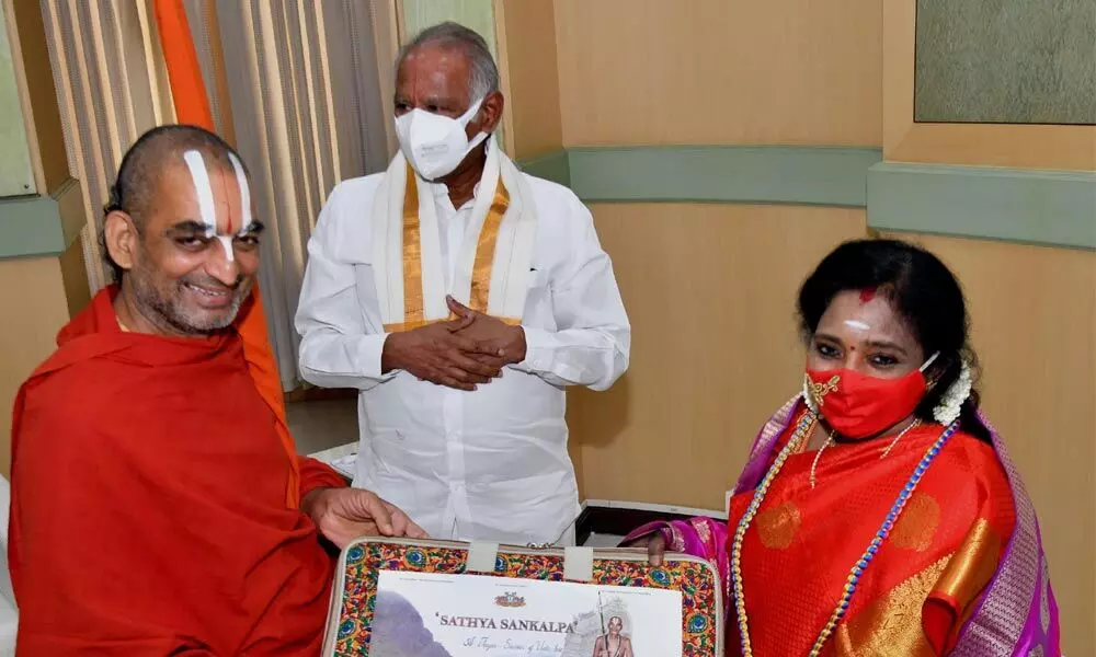 Chinna Jeeyar calls on Governor Tamilisai Soundararajan