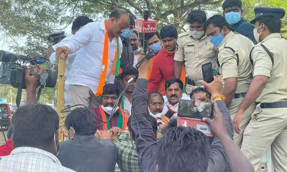 Police arresting BJP leaders who are on their way to Gudivada, at Gannavaram on Tuesday