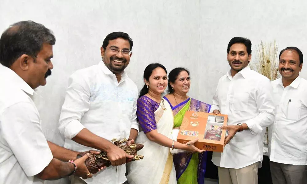 Sobha Hymavathi joining YSRCP in the presence of Chief Minister YS Jagan Mohan Reddy