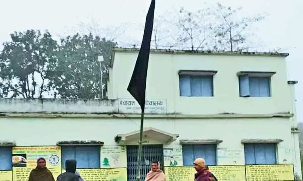 Maoists put up black flags, blow up tower on R-Day