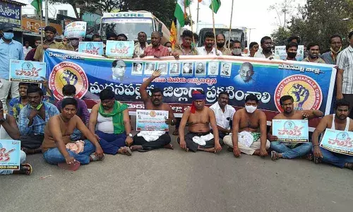 Madanapalle Jilla Sadhana JAC members stage a rasta roko at Tomato market yard in Madanapalle on Friday