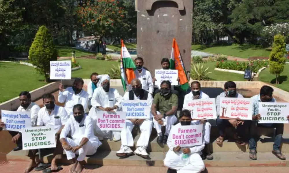 Senior Congress leaders V Hanumantha Rao, Ponnala Laxmaiah, M Kodanda Reddy and others staging a silent protest, decrying the government indifference to the plight of farmers and unemployed youth, at Gunpark in Hyderabad on Saturday. 	 	Photo: Ch Prabhu Das