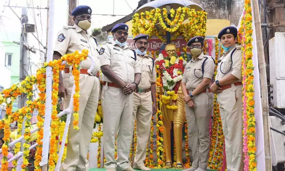 Prakasam District Collector Pravin Kumar (Right) District SP Malika Garg and other officers paying tributes to Mahatma Gandhi on his 74th death anniversary in Ongole on Sunday