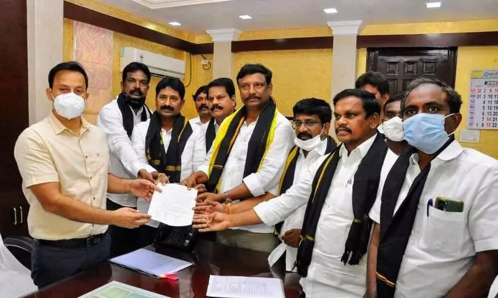 Members of Markapuram Zilla Sadhana Samithi submitting a memorandum to District Collector Pravin Kumar at his office in Ongole on Monday