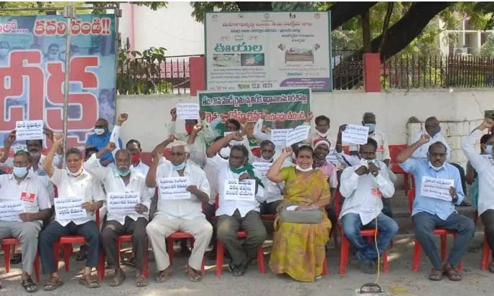 Farmers leaders observing Day of Betrayal by staging a protest in front of the Collectorate in Ongole on Monday