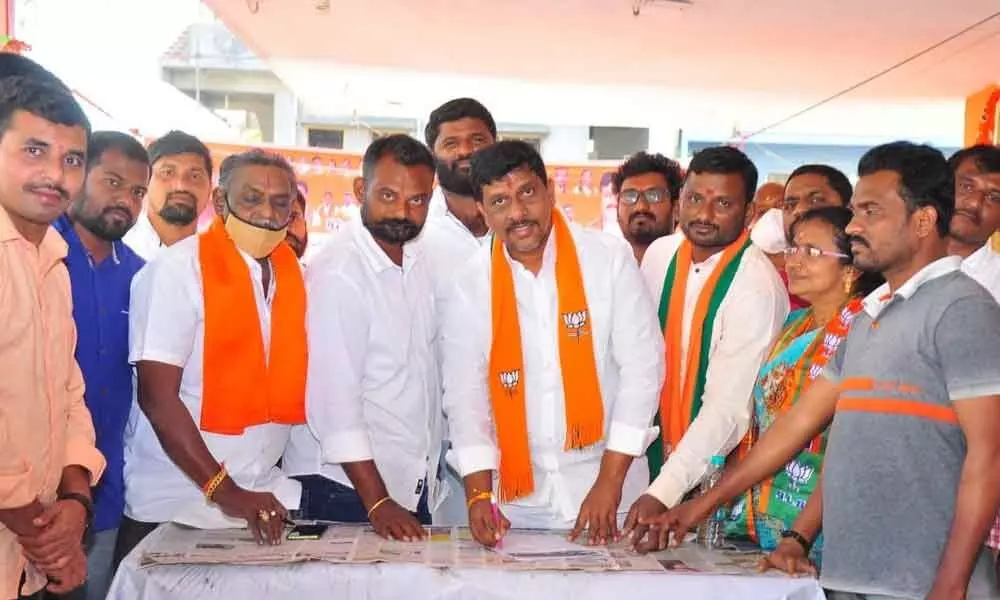 BJP district president Galla Satyanarayana launching ‘Koti Santakala Sekarana’ programme in Khammam  on Monday.