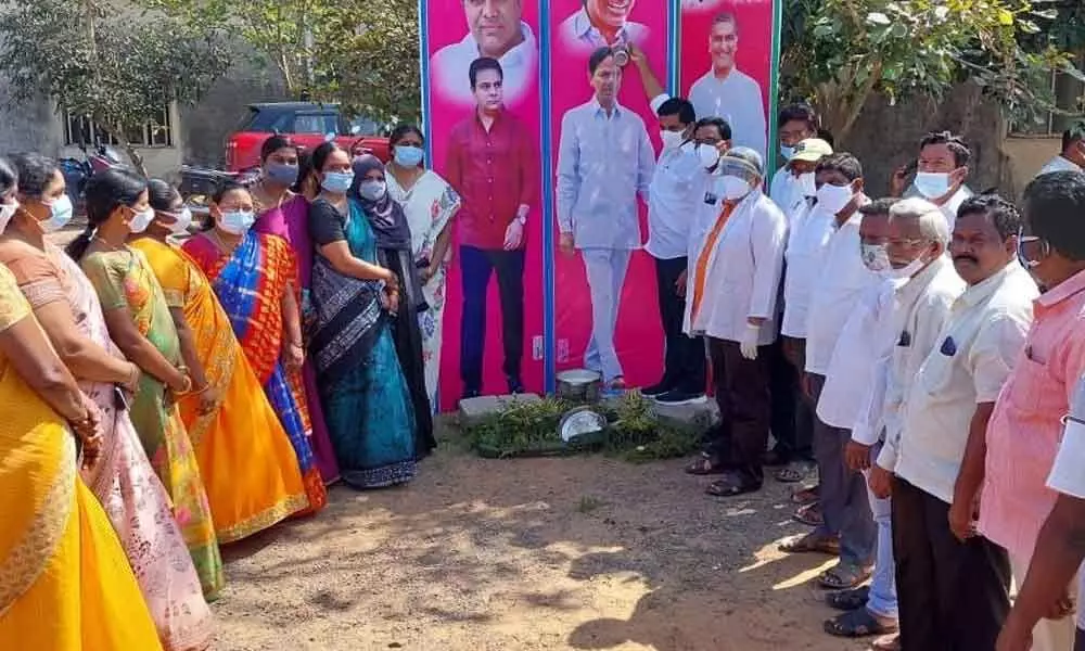Municipal chairman K Mahesh and TRS leaders performing Palabhishekam to the portraits of CM KCR and Ministers Harish Rao and KTR, in Sathupalli town on Monday.