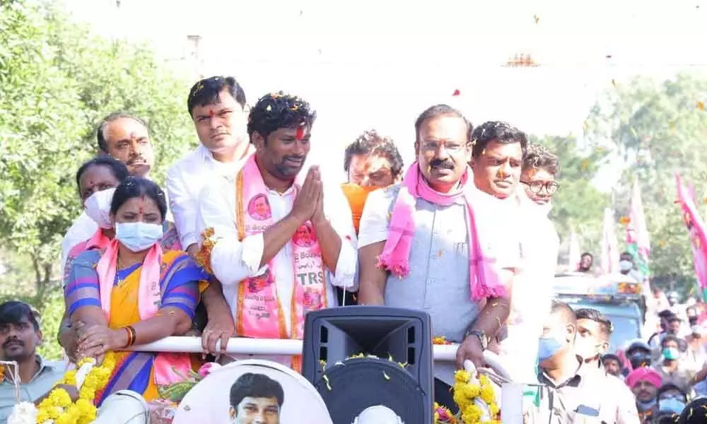 Chennur MLA and Mancherial party district president Balka Suman greeting people during the road show organised by the party leaders and activists in Mancherial on Monday